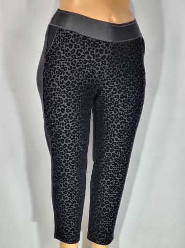 Дамски макси  еластичен плътен спортно елегантен панталон в големи размери с  интересна щампа отпед на крачолите ,широк ластик в черно   03 00549