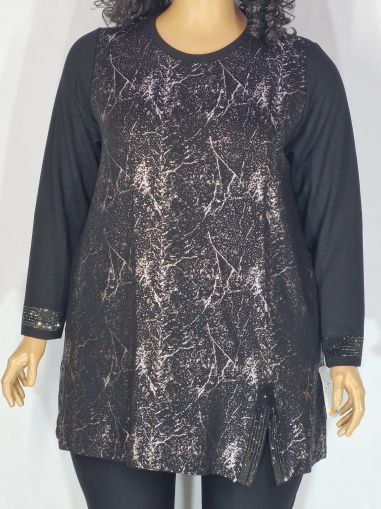 Дамски макси блузон в големи размери от плътно трико с интересна щампа и камъчета в черно  01 01549