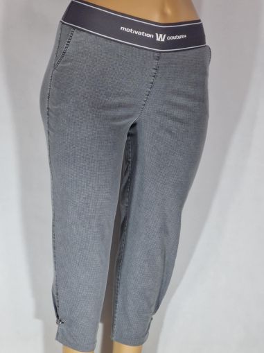 Дамски макси  еластичен тънък спортно елегантен панталон в големи размери с  баста и халка на крачолите ,широк ластик в сиво каре   03 00562