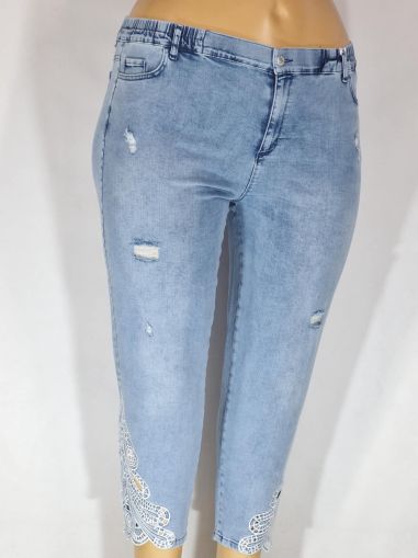 Дамски макси дънки в големи размери с  интересна бродерия цветя и камъни с кръпки в синьо 02 00577