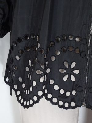 Дамско макси  яке тип шлифер без подплата  в големи размери от промазана материя  с  качулка и рязана бродерия в черно   06 00213