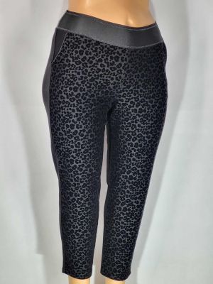 Дамски макси  еластичен плътен спортно елегантен панталон в големи размери с  интересна щампа отпед на крачолите ,широк ластик в черно   03 00549