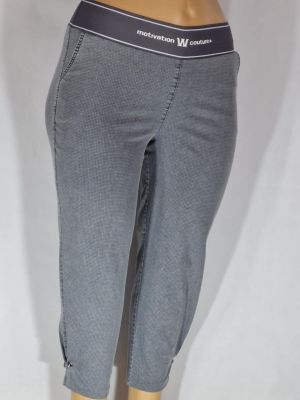 Дамски макси  еластичен тънък спортно елегантен панталон в големи размери с  баста и халка на крачолите ,широк ластик в сиво каре   03 00562