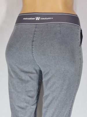 Дамски макси  еластичен тънък спортно елегантен панталон в големи размери с  баста и халка на крачолите ,широк ластик в сиво каре   03 00562