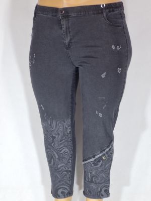 Дамски макси дънки в големи размери с кръпки и интересна щампа в сиво 02 00569