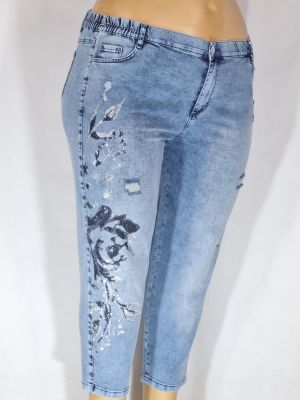 Дамски макси дънки в големи размери с  интересна щампа цветя и камъни с кръпки в синьо 02 00574