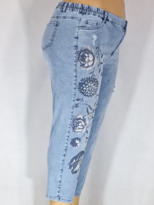 Дамски макси дънки в големи размери с  интересна щампа цветя и камъни с кръпки в синьо 02 00576