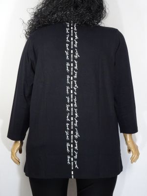 Дамска макси блуза от тънко трико с щампа надпис и камъчета шпиц бие в два цвята  01 01114