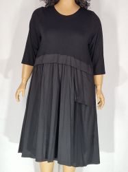 Дамска макси рокля в големи размери  с интересна кройка и съчетание трико и тънък плат в черно 05 00371